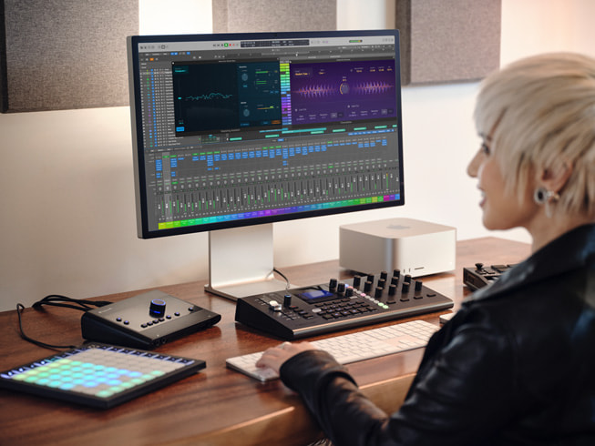 一名用户在家庭录音棚里使用 Mac 版 Logic Pro 的 Flashback Capture 功能。