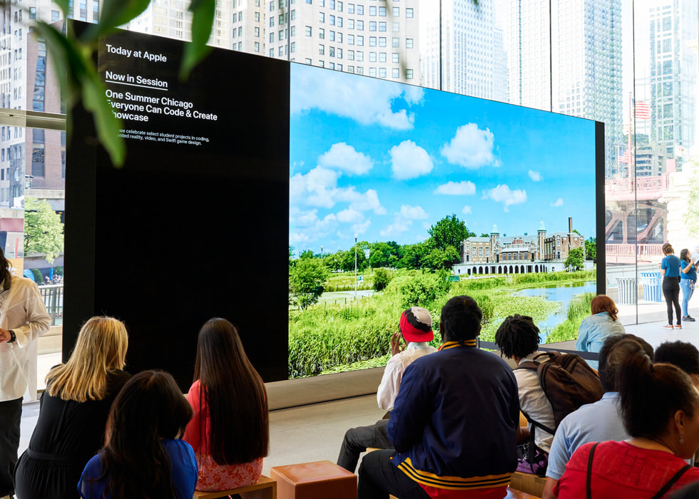 Photography for All 参与者们在芝加哥 Apple Michigan Avenue 零售店展示自己的摄影作品。