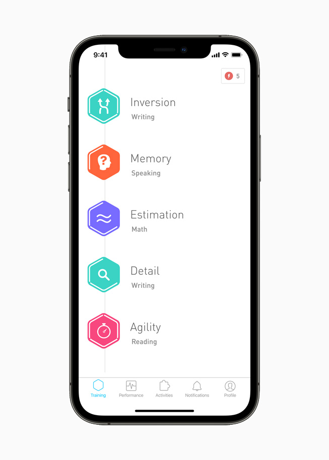 iPhone 12 Pro 上展示《Elevate》头脑训练 app。 