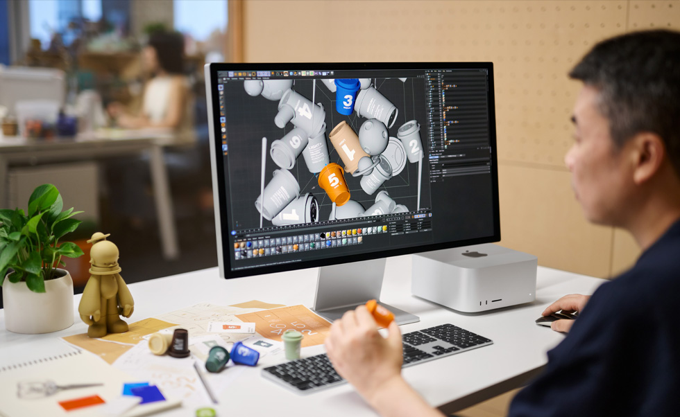 一名设计师正在使用 Mac 进行 3D 渲染
