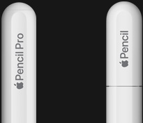 Apple Pencil Pro，圆润的尾端镌刻有 Apple Pencil Pro 标志；旁边是 Apple Pencil (USB-C)，尾端笔帽上镌刻有 Apple Pencil 标志。