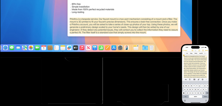 iPhone 正借助通用剪贴板将笔记内容拷贝到 Mac mini 上。这部配备 M4 芯片的 Mac mini 连接着 Studio Display。